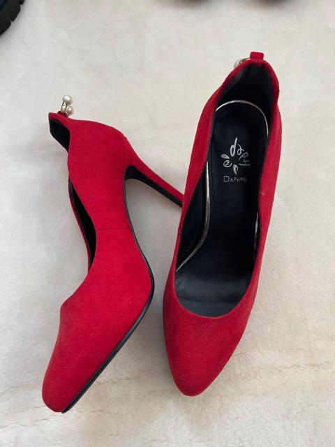 DAPHNE ダフネ パール飾りレッドパンプス 23.5cm スエード調 ヒール約8.5cm < 女性ファッション DAPHNE ダフネ パール飾りレッドパンプス 23.5cm スエード調 ヒール約8.5cm < 女性ファッションの