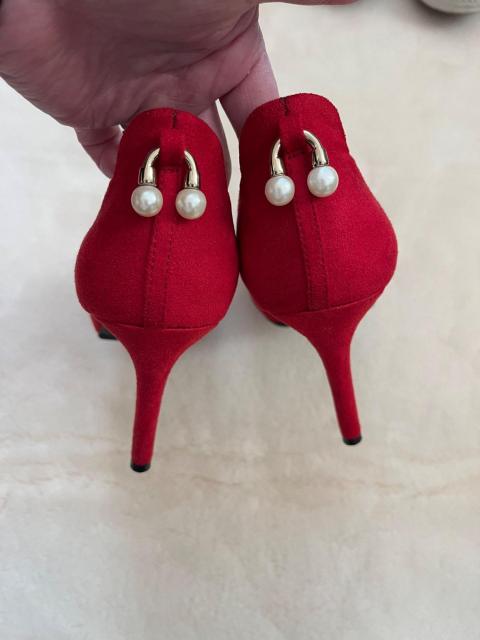 DAPHNE ダフネ パール飾りレッドパンプス 23.5cm スエード調 ヒール約8.5cm < 女性ファッション DAPHNE ダフネ パール飾りレッドパンプス 23.5cm スエード調 ヒール約8.5cm < 女性ファッションの