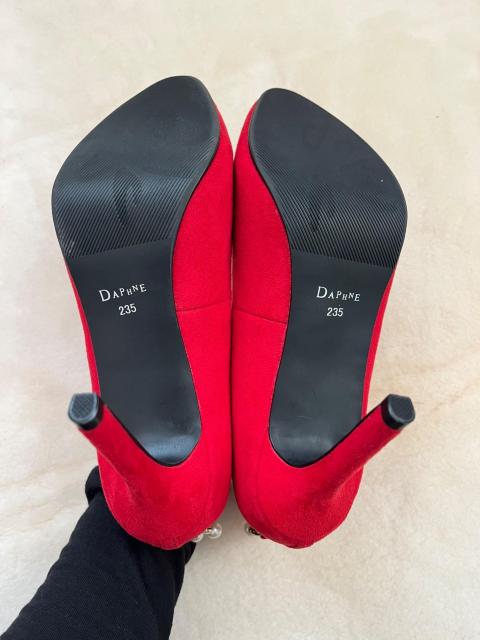 DAPHNE ダフネ パール飾りレッドパンプス 23.5cm スエード調 ヒール約8.5cm < 女性ファッション DAPHNE ダフネ パール飾りレッドパンプス 23.5cm スエード調 ヒール約8.5cm < 女性ファッションの