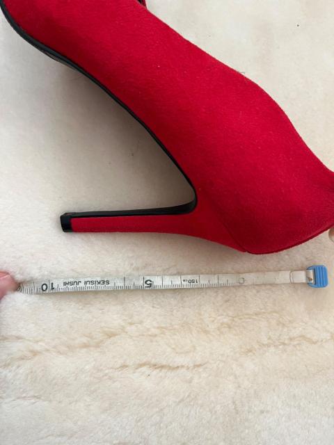 DAPHNE ダフネ パール飾りレッドパンプス 23.5cm スエード調 ヒール約8.5cm < 女性ファッション DAPHNE ダフネ パール飾りレッドパンプス 23.5cm スエード調 ヒール約8.5cm < 女性ファッションの