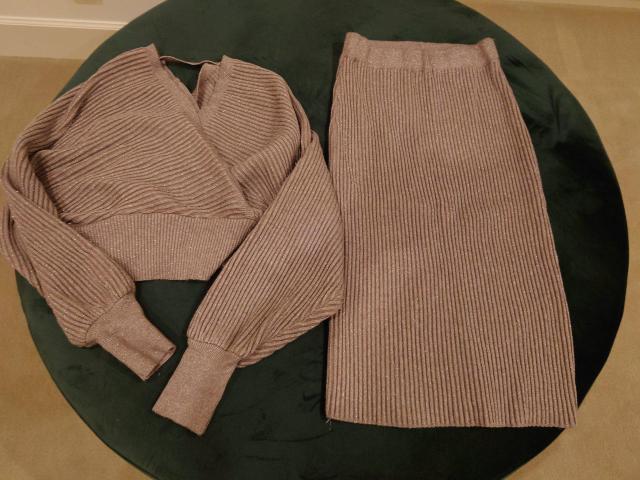 ニット上下 膝丈スカート ブロンズカラー S〜Mサイズ < 女性ファッション  ニット上下 膝丈スカート ブロンズカラー S〜Mサイズ  < 女性ファッションの