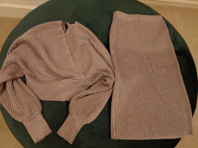 ニット上下 膝丈スカート ブロンズカラー S〜Mサイズ < 女性ファッション  ニット上下 膝丈スカート ブロンズカラー S〜Mサイズ < 女性ファッションの