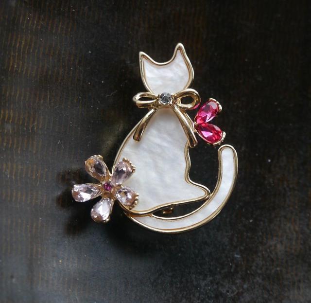 新品アンティーク調きらきらストーン かわいい 猫 ネコちゃん ブローチ < 女性アクセサリー/時計  新品アンティーク調きらきらストーン かわいい 猫 ネコちゃん ブローチ  < 女性アクセサリー/時計の