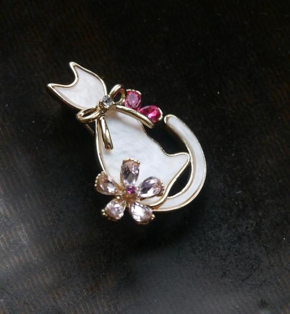 新品アンティーク調きらきらストーン かわいい 猫 ネコちゃん ブローチ < 女性アクセサリー/時計  新品アンティーク調きらきらストーン かわいい 猫 ネコちゃん ブローチ < 女性アクセサリー/時計の