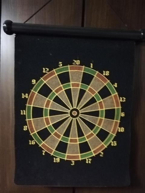 ダーツボード 壁掛け用 矢6本付きダーツセット < おもちゃ ダーツボード 壁掛け用 矢6本付きダーツセット < おもちゃの