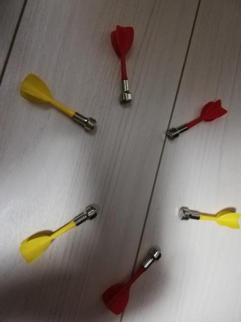 ダーツボード 壁掛け用 矢6本付きダーツセット < おもちゃ ダーツボード 壁掛け用 矢6本付きダーツセット < おもちゃの