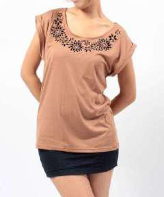 【LIP SERVICE/リップサービス】《New》首もと.フラワーデザイン★ノースリーブ・Teeシャツ<ベージュ> < ブランド 【LIP SERVICE/リップサービス】《New》首もと.フラワーデザイン★ノースリーブ・Teeシャツ<ベージュ> < ブランドの