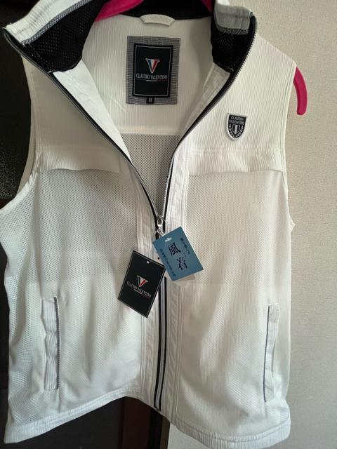 Mサイズ!高貴紳士的ブランド品!CLAUDIO VALENTINO!クレープ&メッシュ素材!風を感じる!清涼感ある着心地!ベスト! < 男性ファッション  Mサイズ!高貴紳士的ブランド品!CLAUDIO VALENTINO!クレープ&メッシュ素材!風を感じる!清涼感ある着心地!ベスト!  < 男性ファッションの