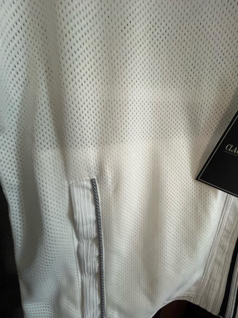 Mサイズ!高貴紳士的ブランド品!CLAUDIO VALENTINO!クレープ&メッシュ素材!風を感じる!清涼感ある着心地!ベスト! < 男性ファッション  Mサイズ!高貴紳士的ブランド品!CLAUDIO VALENTINO!クレープ&メッシュ素材!風を感じる!清涼感ある着心地!ベスト! < 男性ファッションの