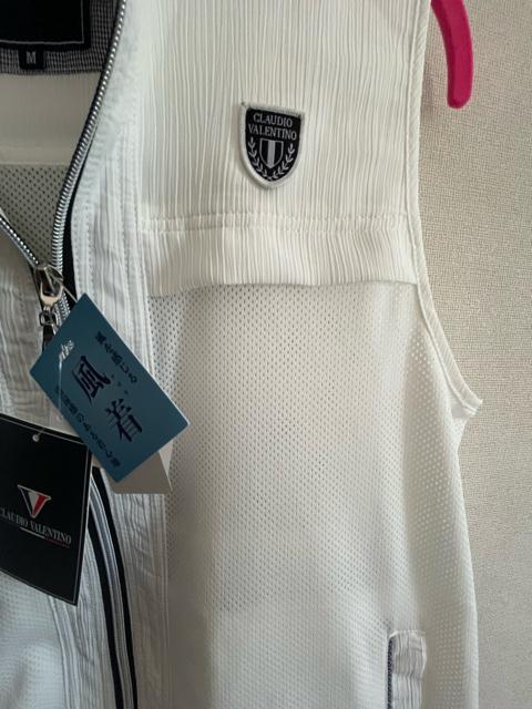 Mサイズ!高貴紳士的ブランド品!CLAUDIO VALENTINO!クレープ&メッシュ素材!風を感じる!清涼感ある着心地!ベスト! < 男性ファッション  Mサイズ!高貴紳士的ブランド品!CLAUDIO VALENTINO!クレープ&メッシュ素材!風を感じる!清涼感ある着心地!ベスト! < 男性ファッションの