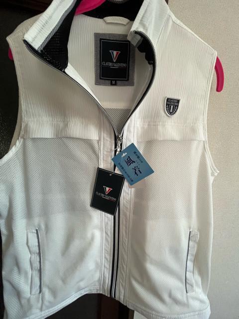 Mサイズ!高貴紳士的ブランド品!CLAUDIO VALENTINO!クレープ&メッシュ素材!風を感じる!清涼感ある着心地!ベスト! < 男性ファッション  Mサイズ!高貴紳士的ブランド品!CLAUDIO VALENTINO!クレープ&メッシュ素材!風を感じる!清涼感ある着心地!ベスト! < 男性ファッションの