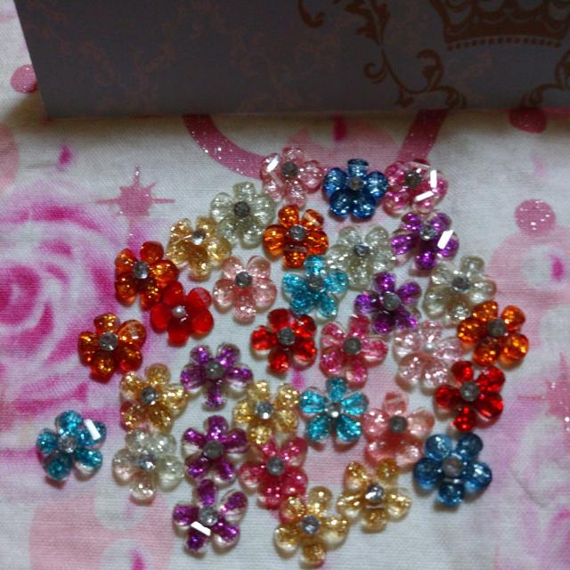 キラキララメ入り小さなお花ネイルサイズランダム30個 < 香水/コスメ/ネイル  キラキララメ入り小さなお花ネイルサイズランダム30個 < 香水/コスメ/ネイルの