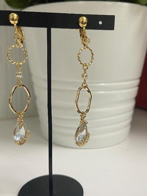 ハンドメイド しずくのチャームとメタルフープを使用したイヤリング クリア < 女性ファッション  ハンドメイド しずくのチャームとメタルフープを使用したイヤリング クリア  < 女性ファッションの