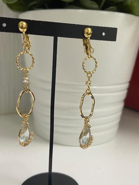 ハンドメイド しずくのチャームとメタルフープを使用したイヤリング クリア < 女性ファッション  ハンドメイド しずくのチャームとメタルフープを使用したイヤリング クリア < 女性ファッションの