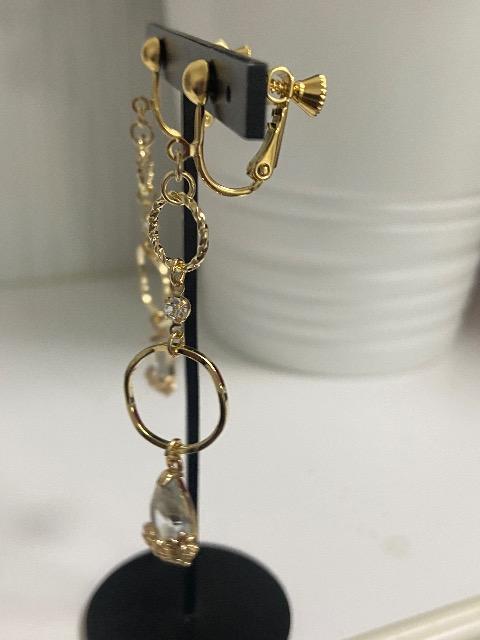 ハンドメイド しずくのチャームとメタルフープを使用したイヤリング クリア < 女性ファッション  ハンドメイド しずくのチャームとメタルフープを使用したイヤリング クリア < 女性ファッションの
