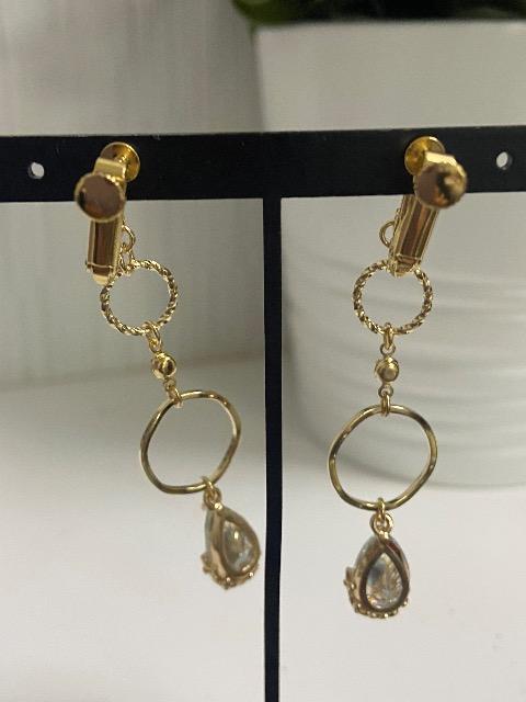 ハンドメイド しずくのチャームとメタルフープを使用したイヤリング クリア < 女性ファッション  ハンドメイド しずくのチャームとメタルフープを使用したイヤリング クリア < 女性ファッションの