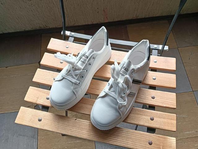 新品 25cm レディース スニーカー ホワイト シューズ 靴 ローカット < 女性ファッション  新品 25cm レディース スニーカー ホワイト シューズ 靴 ローカット  < 女性ファッションの