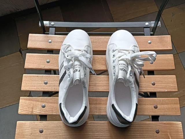 新品 25cm レディース スニーカー ホワイト シューズ 靴 ローカット < 女性ファッション  新品 25cm レディース スニーカー ホワイト シューズ 靴 ローカット < 女性ファッションの