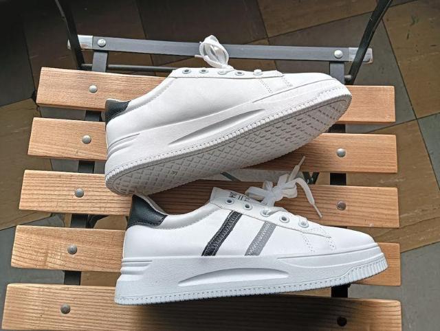 新品 25cm レディース スニーカー ホワイト シューズ 靴 ローカット < 女性ファッション  新品 25cm レディース スニーカー ホワイト シューズ 靴 ローカット < 女性ファッションの