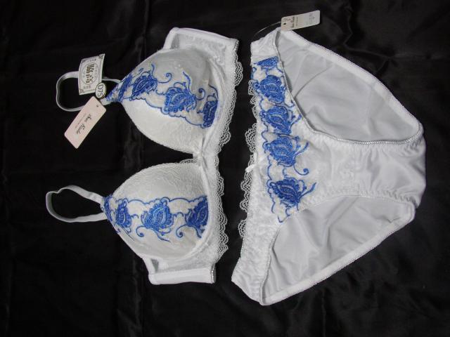 ホワイトにブルーの花レース使いD75Mワイヤー入り < 女性ファッション ホワイトにブルーの花レース使いD75Mワイヤー入り < 女性ファッションの