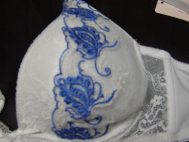 ホワイトにブルーの花レース使いD75Mワイヤー入り < 女性ファッション ホワイトにブルーの花レース使いD75Mワイヤー入り < 女性ファッションの