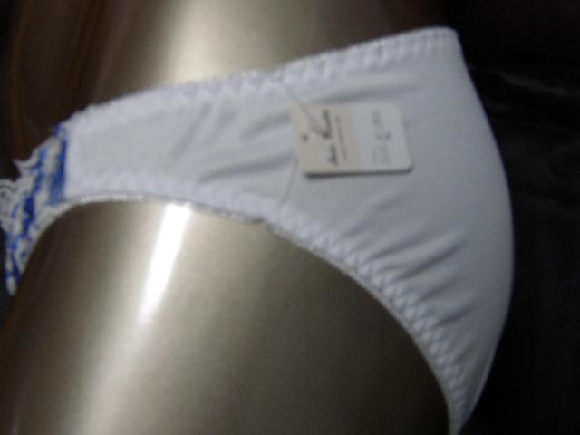 ホワイトにブルーの花レース使いD75Mワイヤー入り < 女性ファッション ホワイトにブルーの花レース使いD75Mワイヤー入り < 女性ファッションの