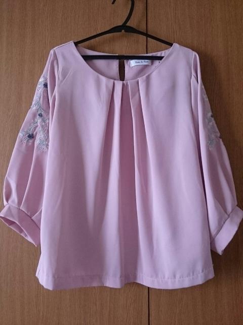 Rew de Rew☆ゆったり袖 お花刺繍トップス★美品☆ドレープ 落ち感◎ < ブランド  Rew de Rew☆ゆったり袖 お花刺繍トップス★美品☆ドレープ 落ち感◎  < ブランドの