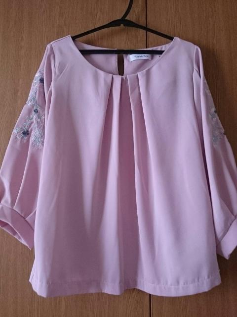 Rew de Rew☆ゆったり袖 お花刺繍トップス★美品☆ドレープ 落ち感◎ < ブランド  Rew de Rew☆ゆったり袖 お花刺繍トップス★美品☆ドレープ 落ち感◎ < ブランドの