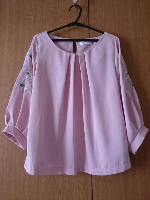 Rew de Rew☆ゆったり袖 お花刺繍トップス★美品☆ドレープ 落ち感◎ < ブランド  Rew de Rew☆ゆったり袖 お花刺繍トップス★美品☆ドレープ 落ち感◎ < ブランドの