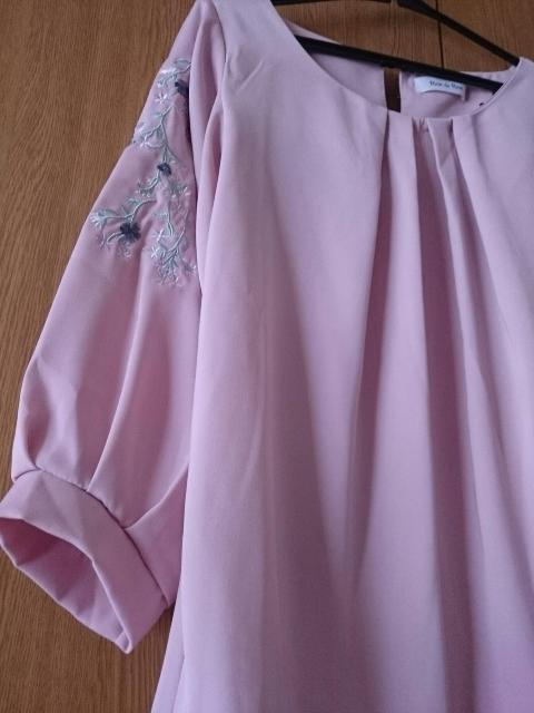 Rew de Rew☆ゆったり袖 お花刺繍トップス★美品☆ドレープ 落ち感◎ < ブランド  Rew de Rew☆ゆったり袖 お花刺繍トップス★美品☆ドレープ 落ち感◎ < ブランドの