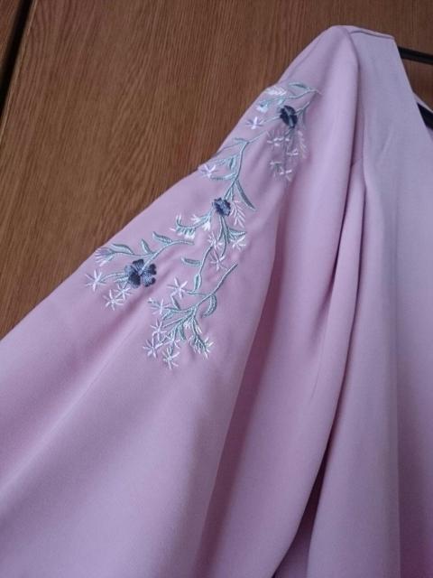 Rew de Rew☆ゆったり袖 お花刺繍トップス★美品☆ドレープ 落ち感◎ < ブランド  Rew de Rew☆ゆったり袖 お花刺繍トップス★美品☆ドレープ 落ち感◎ < ブランドの