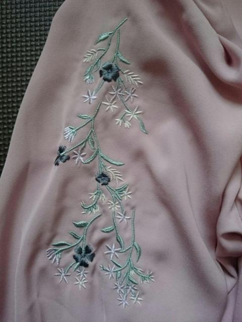 Rew de Rew☆ゆったり袖 お花刺繍トップス★美品☆ドレープ 落ち感◎ < ブランド  Rew de Rew☆ゆったり袖 お花刺繍トップス★美品☆ドレープ 落ち感◎ < ブランドの