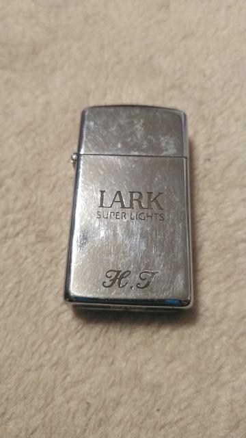�X����ZIPPO �W�b�|�[ Lark�� �C�j�V������������Ă邽�ߊi���ɂ� 
