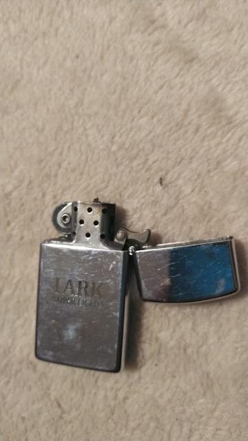 �X����ZIPPO �W�b�|�[ Lark�� �C�j�V������������Ă邽�ߊi���ɂ�