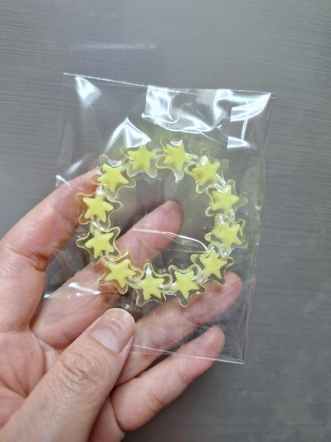 No.28新品★「星型ブレスレット」中は黄色〜! < キッズ/ベビー No.28新品★「星型ブレスレット」中は黄色〜! < キッズ/ベビーの