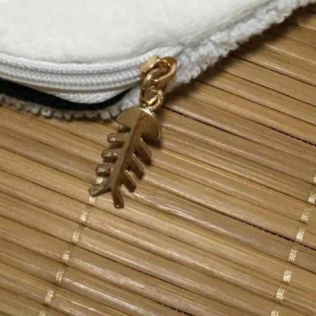 オッドアイ白猫フェイス型サガラ刺繍ポーチ。 < 女性ファッション  オッドアイ白猫フェイス型サガラ刺繍ポーチ。 < 女性ファッションの