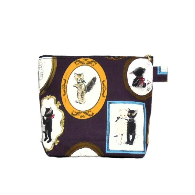 【21p幅】◆絵画フレーム黒猫・白猫×濃紫地◆ファスナーポーチ < 女性ファッション 【21p幅】◆絵画フレーム黒猫・白猫×濃紫地◆ファスナーポーチ < 女性ファッションの