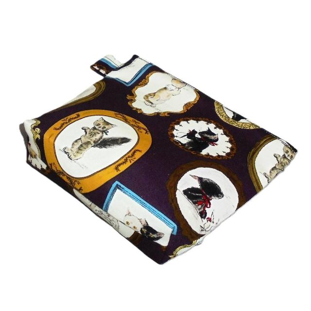 【21p幅】◆絵画フレーム黒猫・白猫×濃紫地◆ファスナーポーチ < 女性ファッション 【21p幅】◆絵画フレーム黒猫・白猫×濃紫地◆ファスナーポーチ < 女性ファッションの