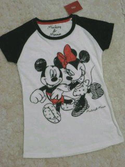 ディズニー【ミッキー&ミニー】可愛い♪フロント&ネック裏地ミッキー&ミニープリントロゴ ラメ Tシャツ < 女性ファッション ディズニー【ミッキー&ミニー】可愛い♪フロント&ネック裏地ミッキー&ミニープリントロゴ ラメ Tシャツ < 女性ファッションの
