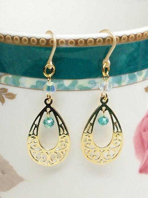 ゴールド雫透かしエメラルド&クリスタルスワロ樹脂フック☆ < 女性アクセサリー/時計  ゴールド雫透かしエメラルド&クリスタルスワロ樹脂フック☆ < 女性アクセサリー/時計の