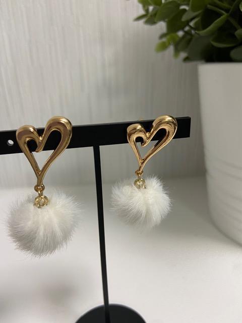 最終値下げ ハンドメイド フェイクファーボールとハートのピアス ホワイト < 女性ファッション  最終値下げ ハンドメイド フェイクファーボールとハートのピアス ホワイト  < 女性ファッションの