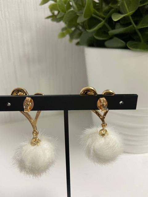 最終値下げ ハンドメイド フェイクファーボールとハートのピアス ホワイト < 女性ファッション  最終値下げ ハンドメイド フェイクファーボールとハートのピアス ホワイト < 女性ファッションの