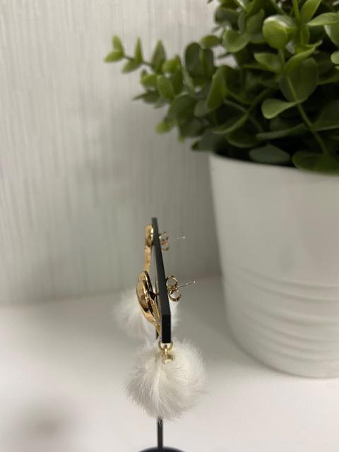 最終値下げ ハンドメイド フェイクファーボールとハートのピアス ホワイト < 女性ファッション  最終値下げ ハンドメイド フェイクファーボールとハートのピアス ホワイト < 女性ファッションの