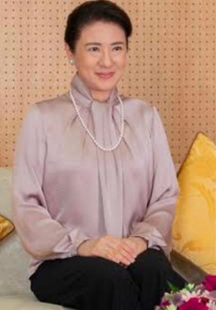 特価★未使用に近いUNTITLEDブラウスプルオーバー楽チンベージュ光沢ゴージャス上品 < 女性ファッション  特価★未使用に近いUNTITLEDブラウスプルオーバー楽チンベージュ光沢ゴージャス上品 < 女性ファッションの