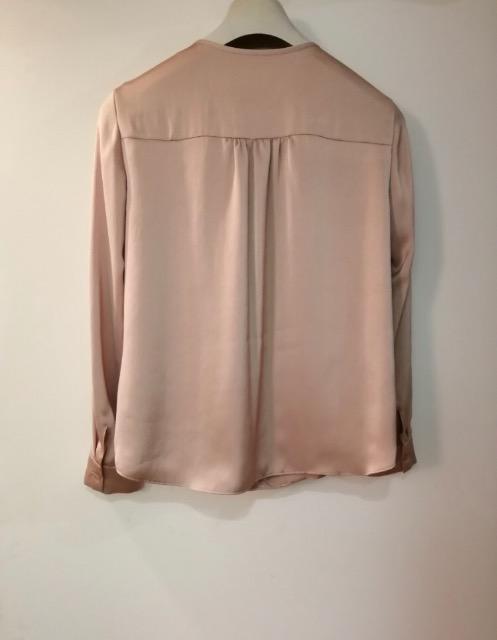 特価★未使用に近いUNTITLEDブラウスプルオーバー楽チンベージュ光沢ゴージャス上品 < 女性ファッション  特価★未使用に近いUNTITLEDブラウスプルオーバー楽チンベージュ光沢ゴージャス上品 < 女性ファッションの
