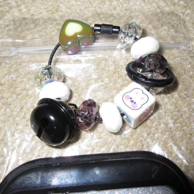 未使用☆ハローキティ*AirPods Pro用ケース*キーホルダー付き(ブラック)デコ素材 < 家電/AV  未使用☆ハローキティ*AirPods Pro用ケース*キーホルダー付き(ブラック)デコ素材 < 家電/AVの