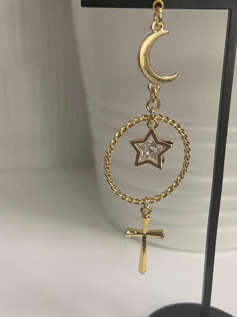 イヤリングに変更可能 ハンドメイド クロスのチャームとスターのチャーム、月のつなぎパーツを使用したピアス < 女性ファッション  イヤリングに変更可能 ハンドメイド クロスのチャームとスターのチャーム、月のつなぎパーツを使用したピアス < 女性ファッションの
