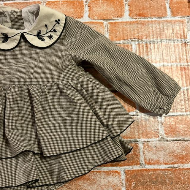 Popelinチェック柄 ロンパース 花刺繍付き襟 18-24m < キッズ/ベビー  Popelinチェック柄 ロンパース 花刺繍付き襟 18-24m < キッズ/ベビーの