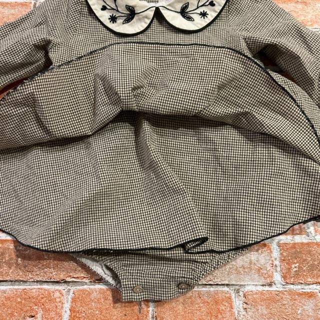 Popelinチェック柄 ロンパース 花刺繍付き襟 18-24m < キッズ/ベビー  Popelinチェック柄 ロンパース 花刺繍付き襟 18-24m < キッズ/ベビーの