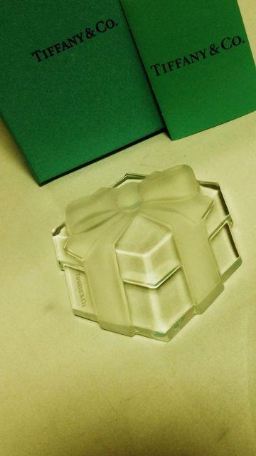 正規新古 TIFFANY ティファニー プレゼントBOX×リボン クリスタルペーパーウェイト オブジェアート 付属有 < ブランド  正規新古 TIFFANY ティファニー プレゼントBOX×リボン クリスタルペーパーウェイト オブジェアート 付属有  < ブランドの